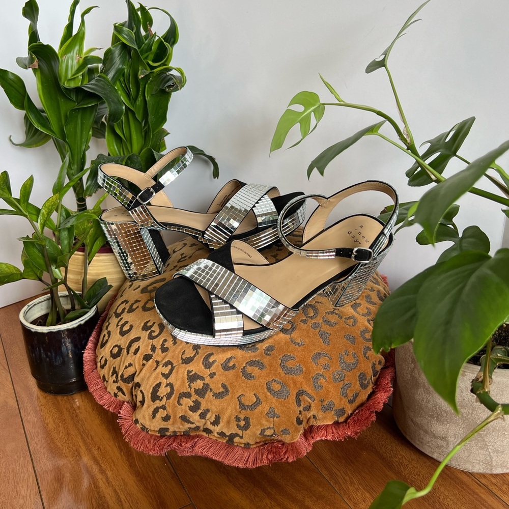 Black & Mirror Tiled Platforms